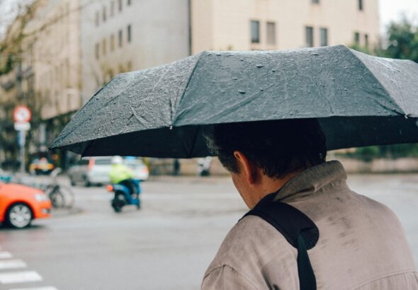 Modne parasole na deszczowe dni - wzory i kolory, które przyciągają uwagę